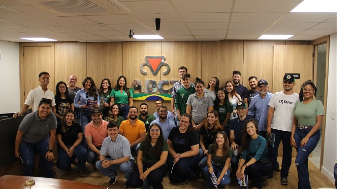 Alunos de Zootecnia da Universidade Federal de Rondonópolis (MT) visitam ABCZ